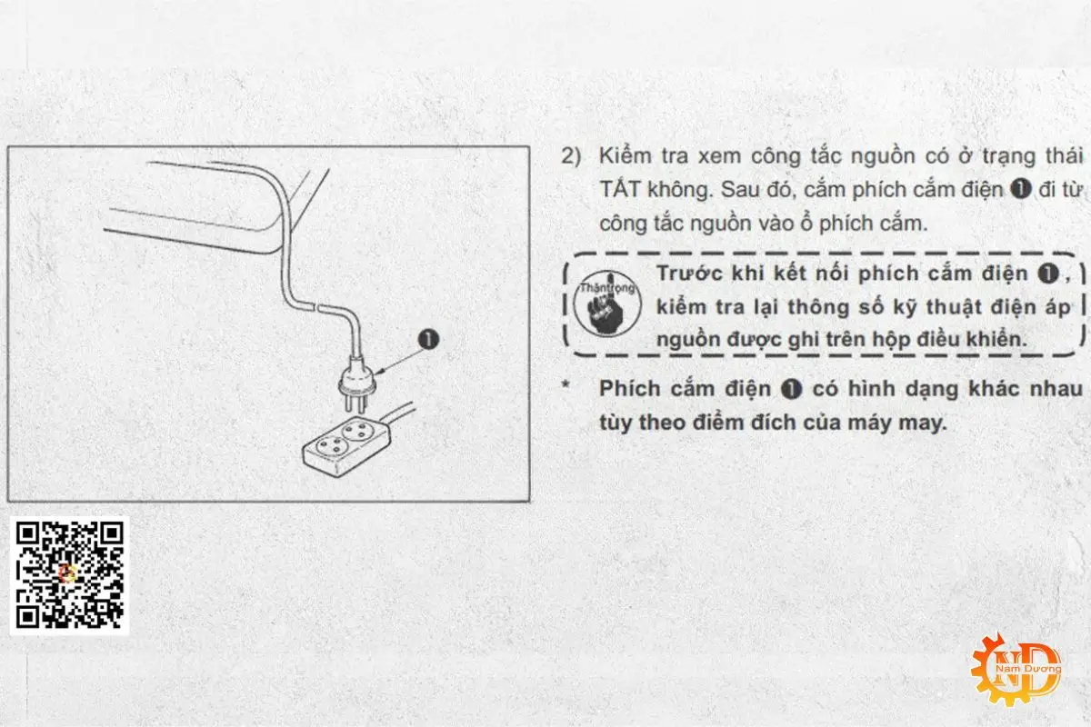 Cắm phích cắm nguồn vào ổ điện